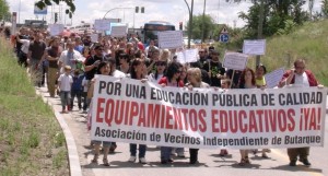 UNA MULTITUD PARALIZA EL BARRIO DE BUTARQUE PARA SACARLO ADELANTE